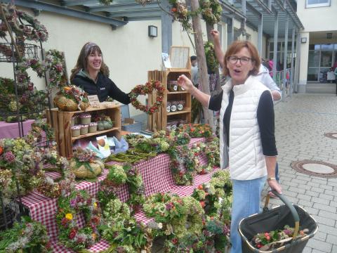 bauernmarkt-blumenkraenze-stand