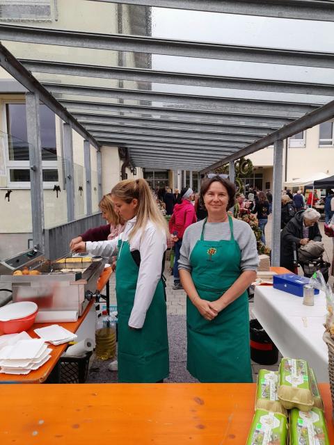 bauernmarkt-helferinnen-stand