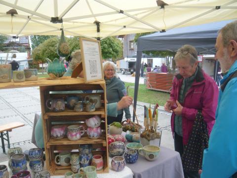 bauernmarkt-keramik-stand