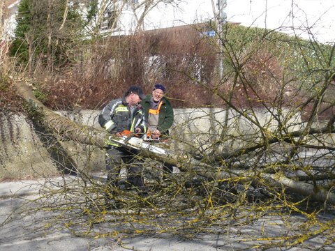 Aktion: „Sauber um die Kirche“